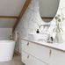 Интерьер ванной комнаты декорированный панно под плитку с геометрическими фигурами гексагона в светло серых тонах